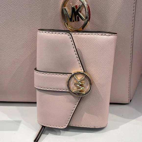 MICHAEL KORS
Carmen Medium Faux Leather Wallet
Powder Blush 
NWT - Picture 6 of 16